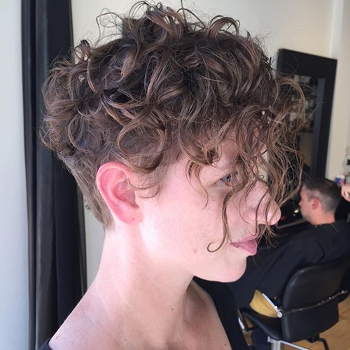 short curly hairstyle with undercut for girls